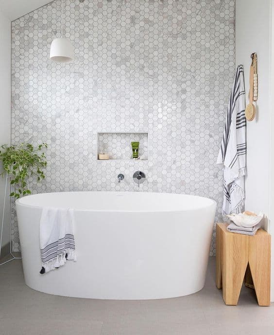 hexagon tegelwand badkamer